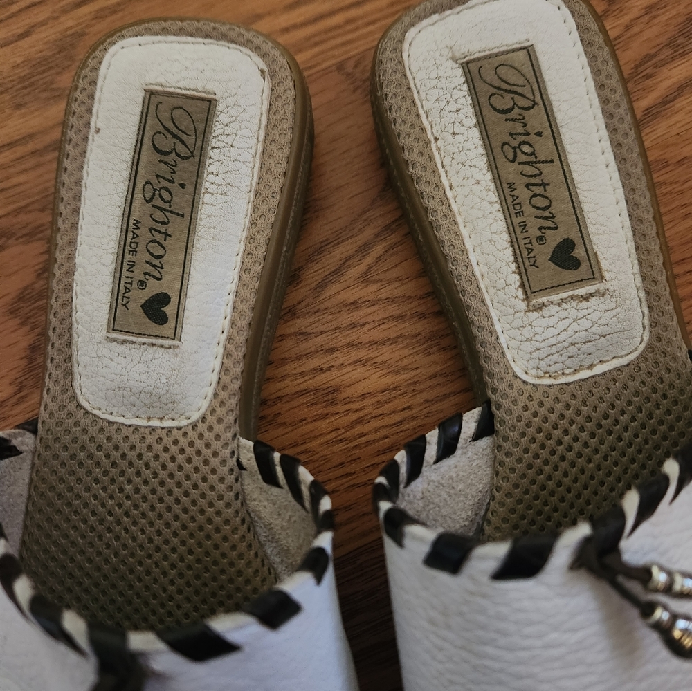 BRIGHTON Venice White Leather Slides W/Black Trim Sandals Italy Size 7.5 - Picture 3 of 5